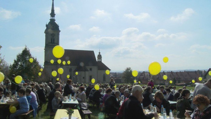 tabor_slika-ljudi-s-cerkvijo