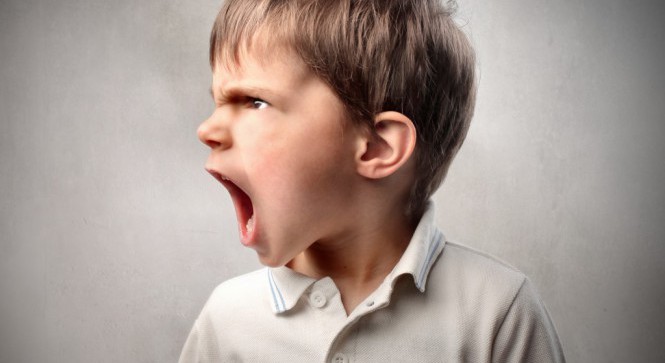 otrok-ki-povzdiguje-glas