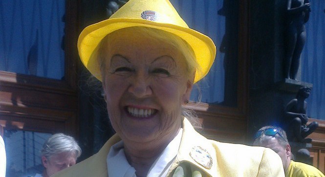 Angelca Likovič_rumen klobuk