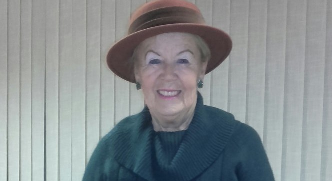 Angelca likovič_rjav klobuk