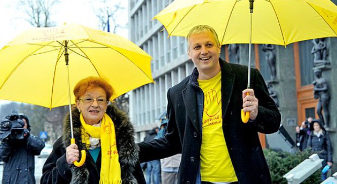 Metka in Aleš z dežniki